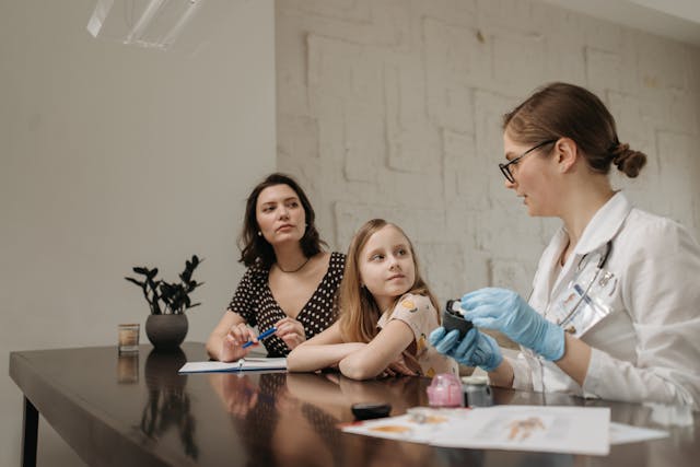 Featured image – pregnant woman holding folic acid supplement bottle
